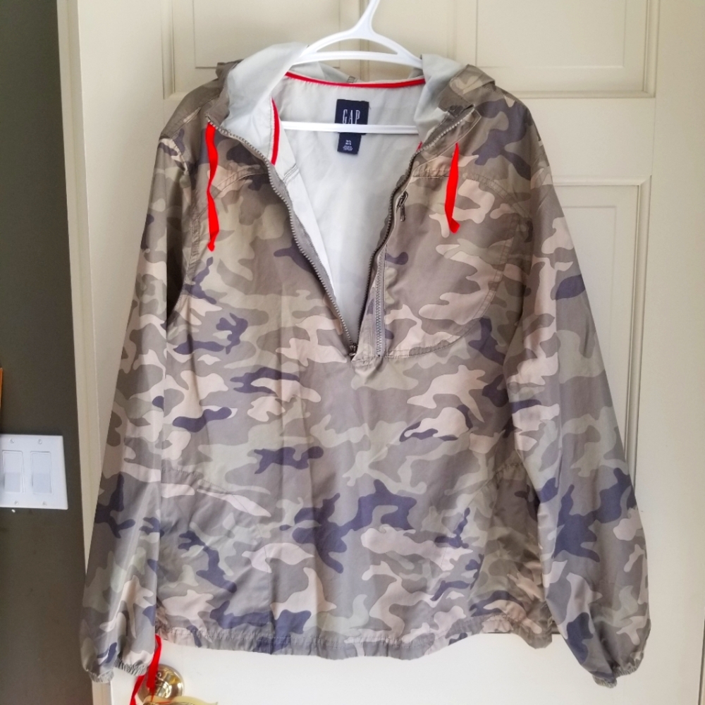 Mens M/L pull over Gap camo windbreaker like new condition.